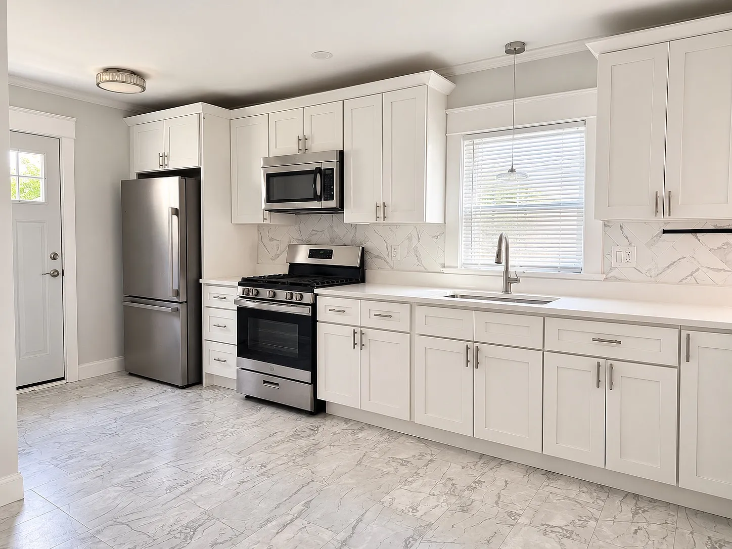 2 bed, 1100 sqft, $2,200 — Photo 2
