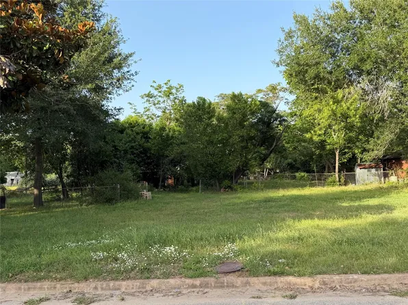 528 N Wilcox St, Rockdale, TX 76567