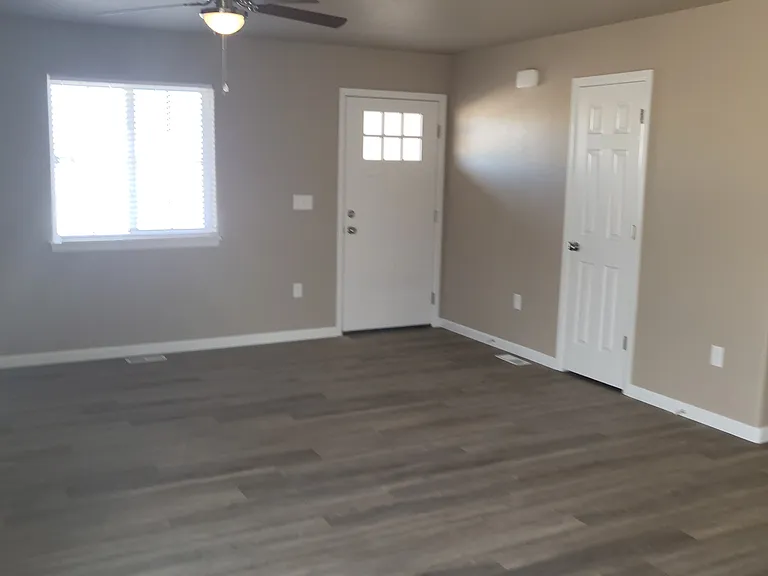 565 S Aguilar Dr — Photo 3
