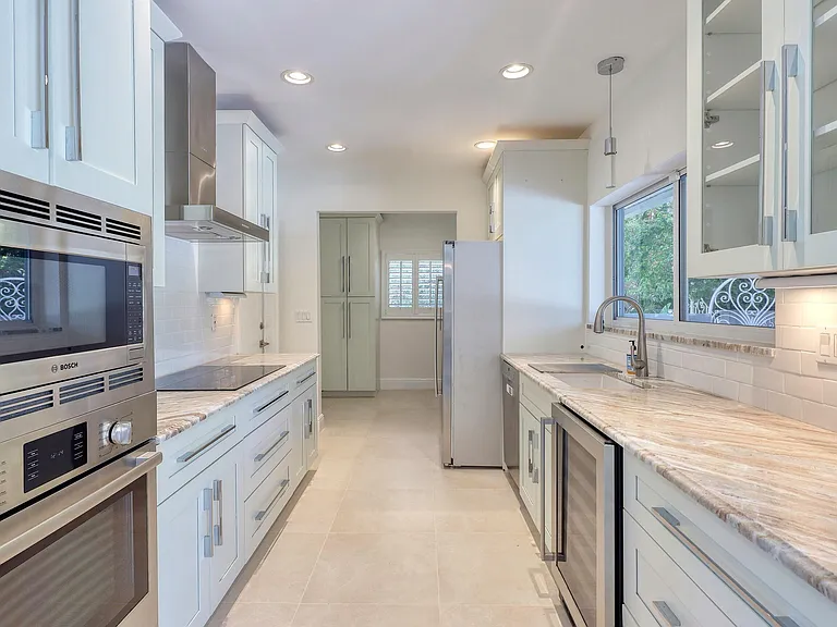 1635 Seabreeze Blvd — Photo 6