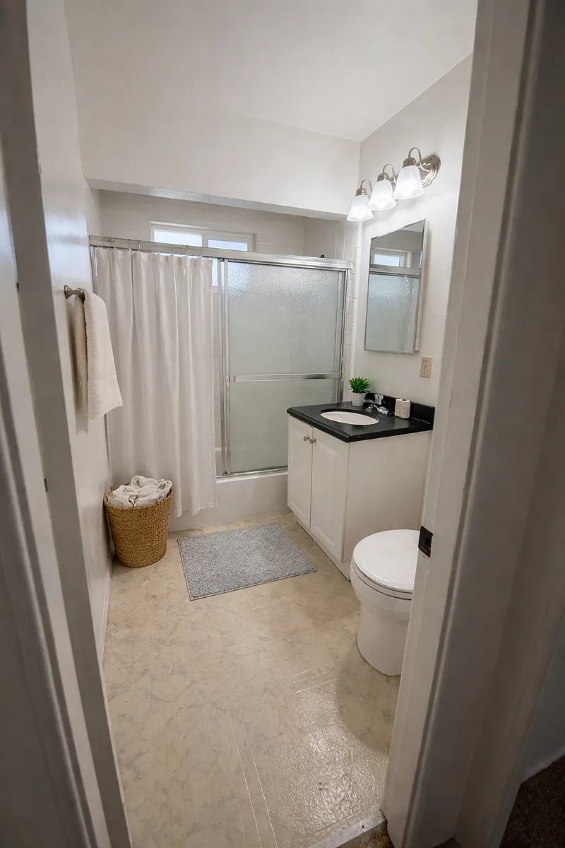 Building Photo - 1311 W 3rd St #5