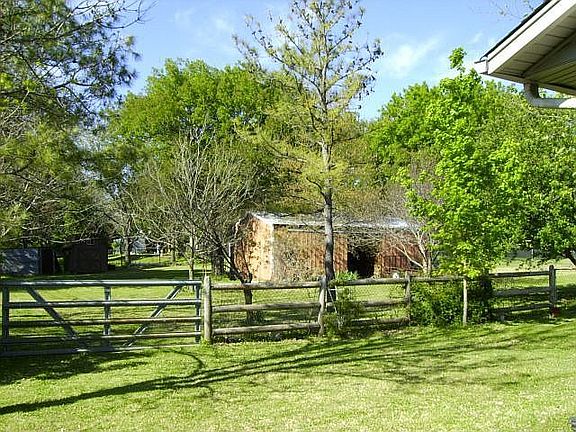 Barn, 3 horse stalls and cement floor tackroom/workshop