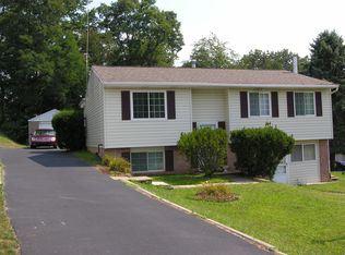 128 Lycoming Dr, Coraopolis, PA 15108