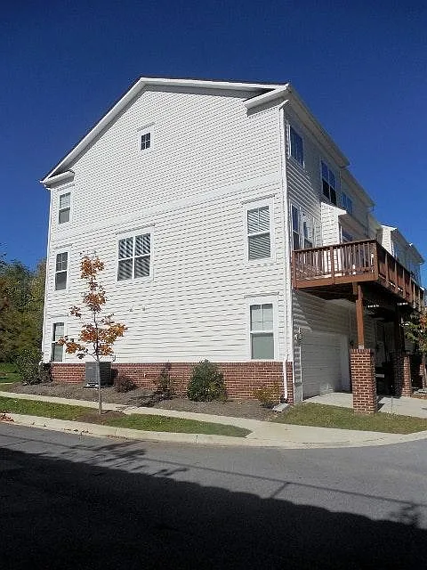 Building Photo - 400 Ava Way NE