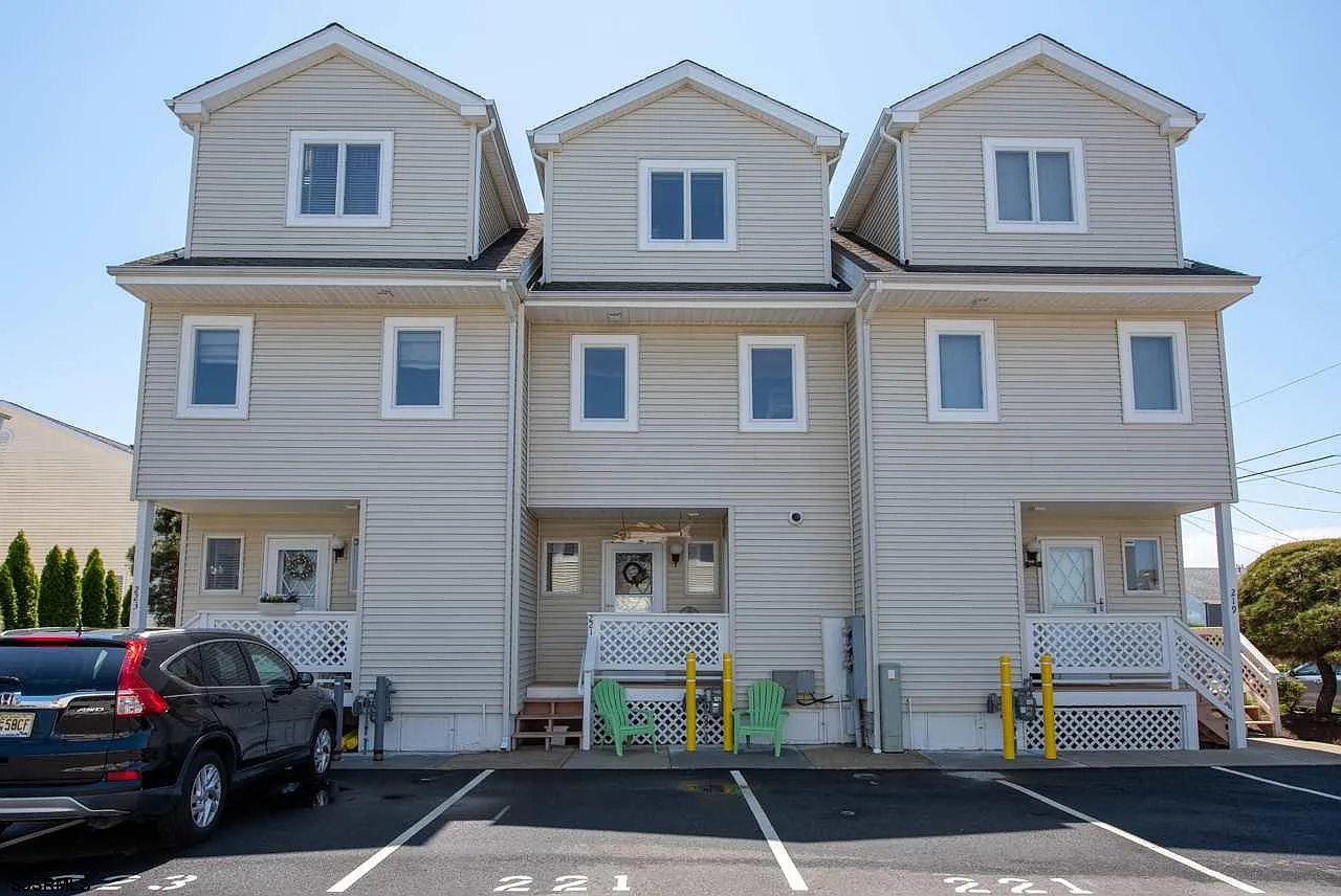 3 bed, 2.5 bath, $2,400 — Photo 1