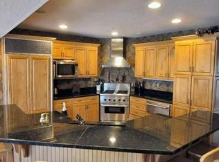 8210 Fielding Ln, Greendale, WI 53129