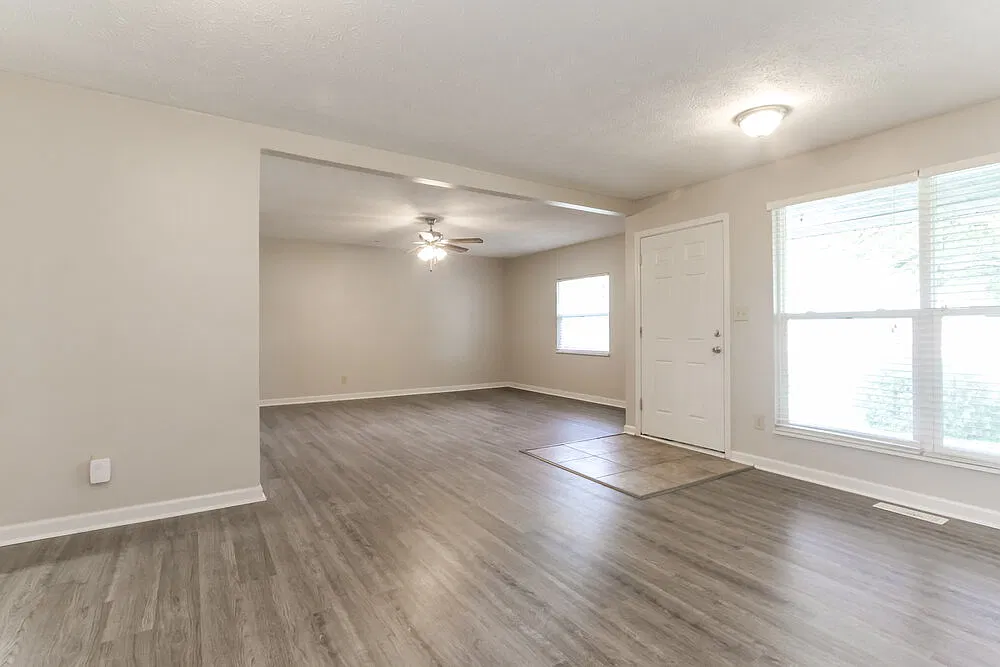 3 bed, 2.0 bath, 1390 sqft, $2,410 — Photo 4