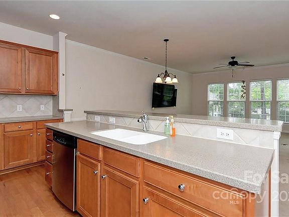 5th image of 1579 River Bend Blvd