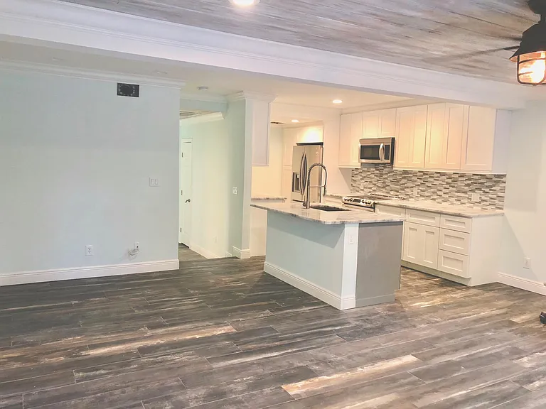 1445 Glen Rd — Photo 3