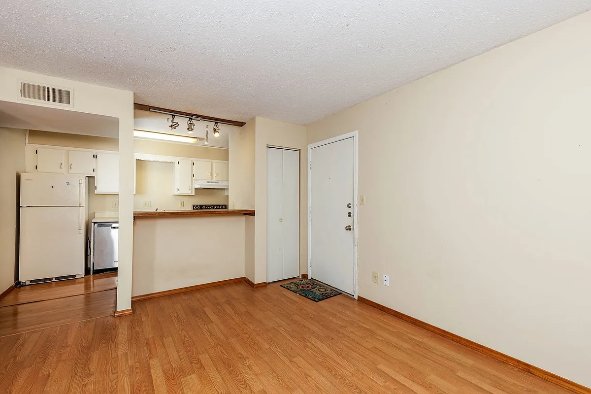 Building Photo - 401 Skyview Dr #401D