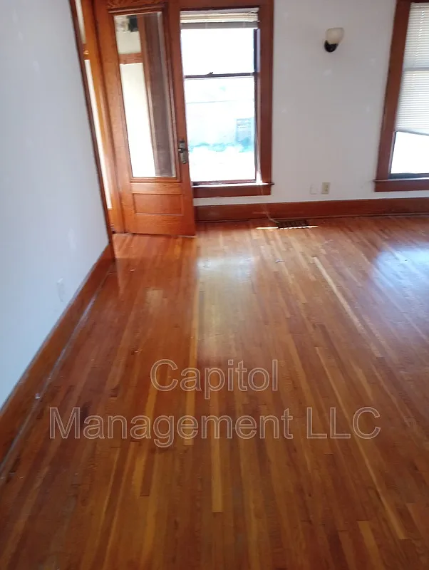 4 bed, 1.0 bath, 1200 sqft, $1,100 — Photo 4