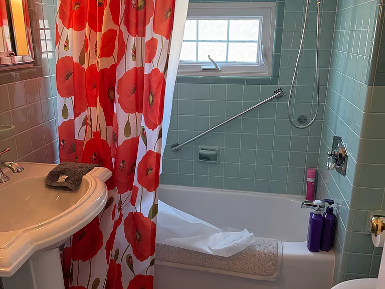 Upstairs full bath
