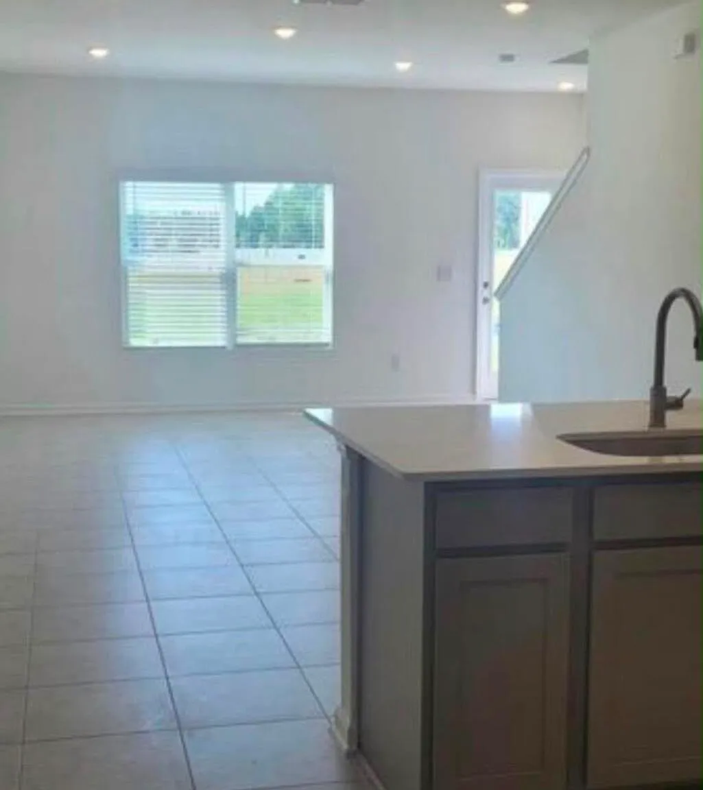 3 bed, 2.5 bath, 1433 sqft, $1,950 — Photo 4