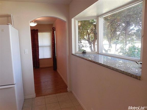 4th image of 30 N G St