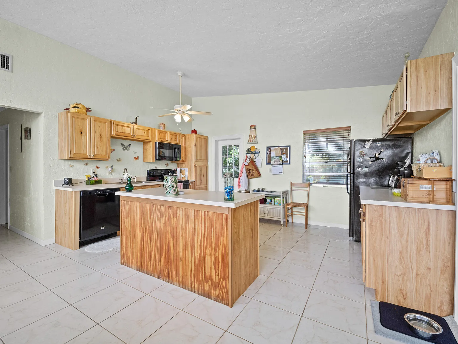 3 bed, 2.0 bath, 1293 sqft, $3,350 — Photo 4