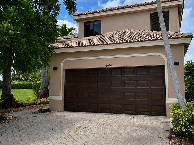 1094 Bluewood Ter — Photo 2