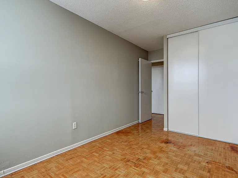 15 Eastbourne Dr — Photo 18