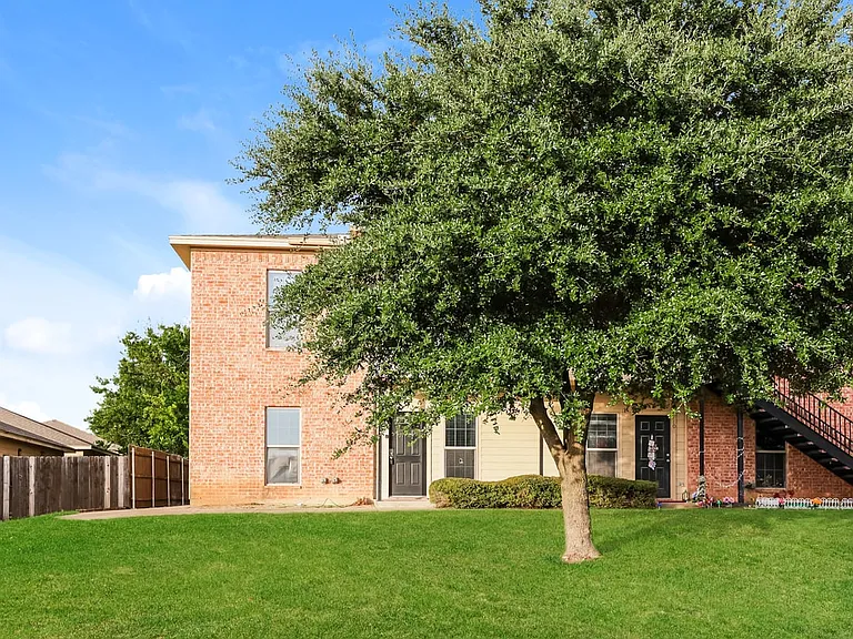 2100 Breezy Dr — Photo 2