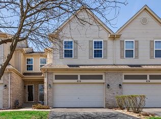 826 Oak Hollow Rd, Crystal Lake, IL 60014