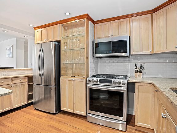 4th image of 305 E 24th St APT 15R
