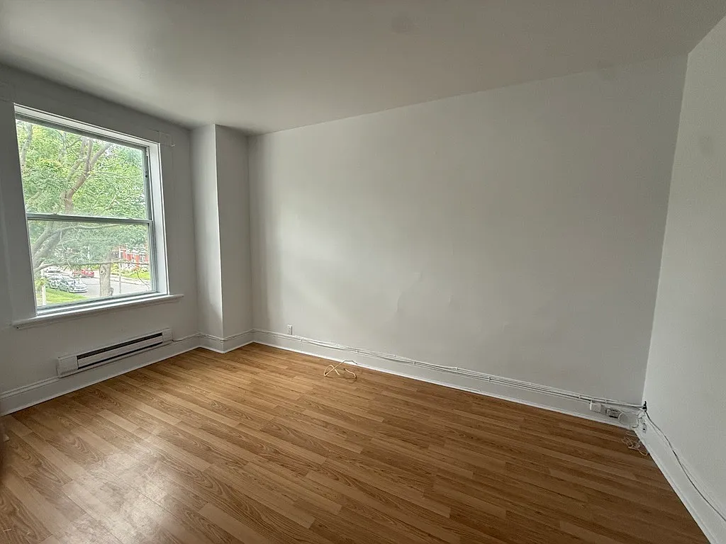 3 bed, 1250 sqft, $1,995 — Photo 2