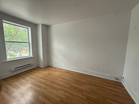 2nd image of 2-89 Charlotte St #91