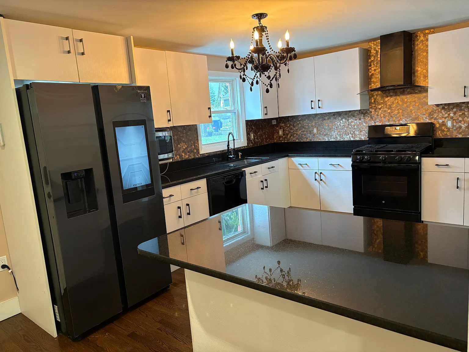 2 bed, 1353 sqft, $4,199 — Photo 4