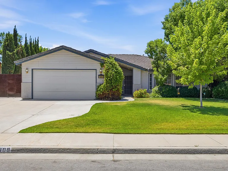 5809 Roscomare St — Photo 2