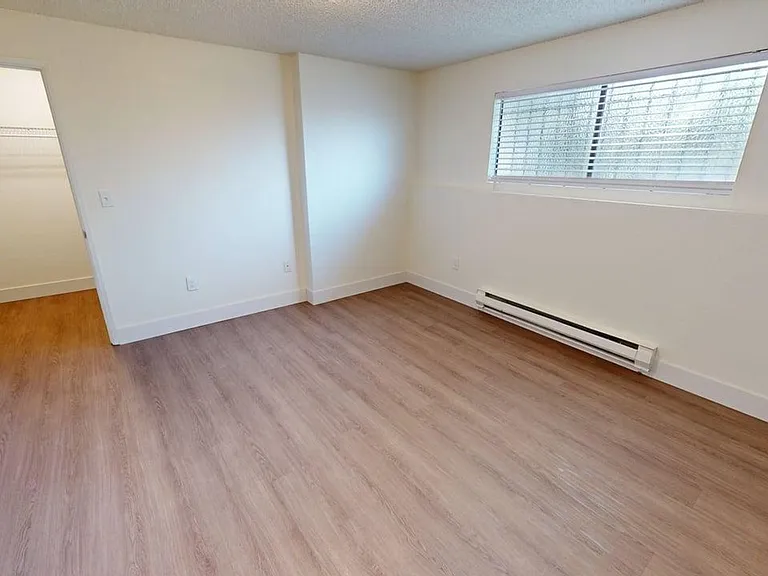22) 10725 Greenwood — Photo 11