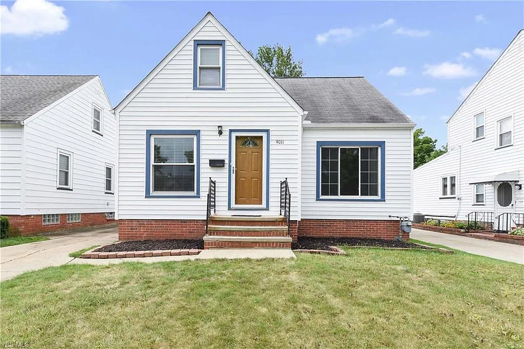 9011 Pinegrove Ave photo 1