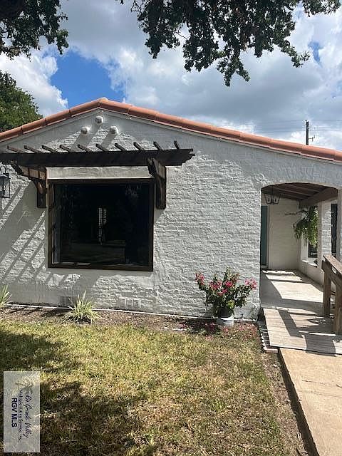 1st image of 15 Acacia Dr