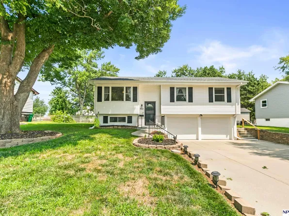 7211 Pine Dr, La Vista, NE 68128