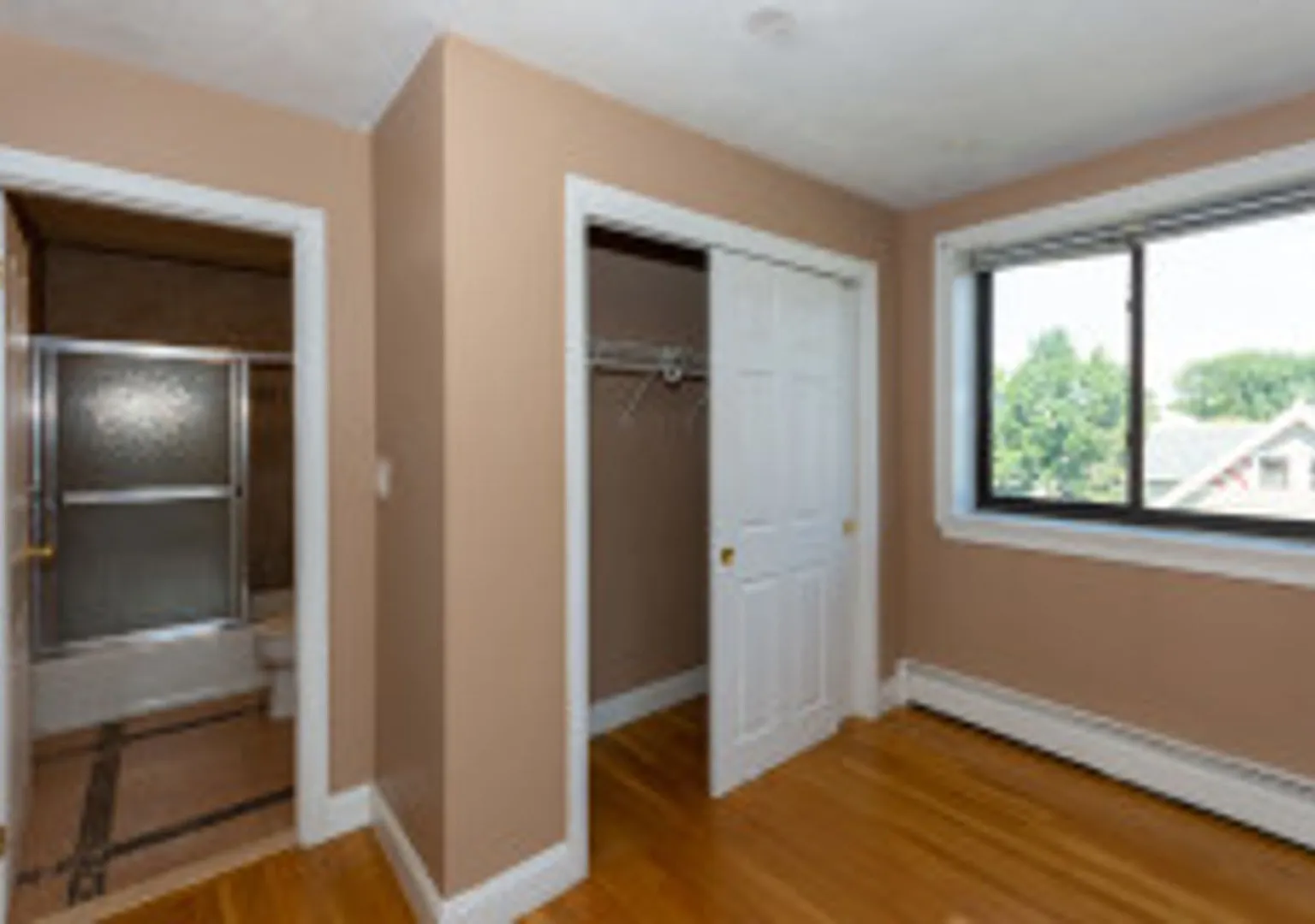 Sunny Renovated 1 Bed Near Harvard Ave Heat & Hot Water Included, No Broker Fee! — Photo 3