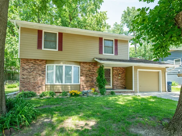8505 Ridgemont Dr, Urbandale, IA 50322