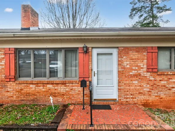 1041 Watts Dr, Charlotte, NC 28216