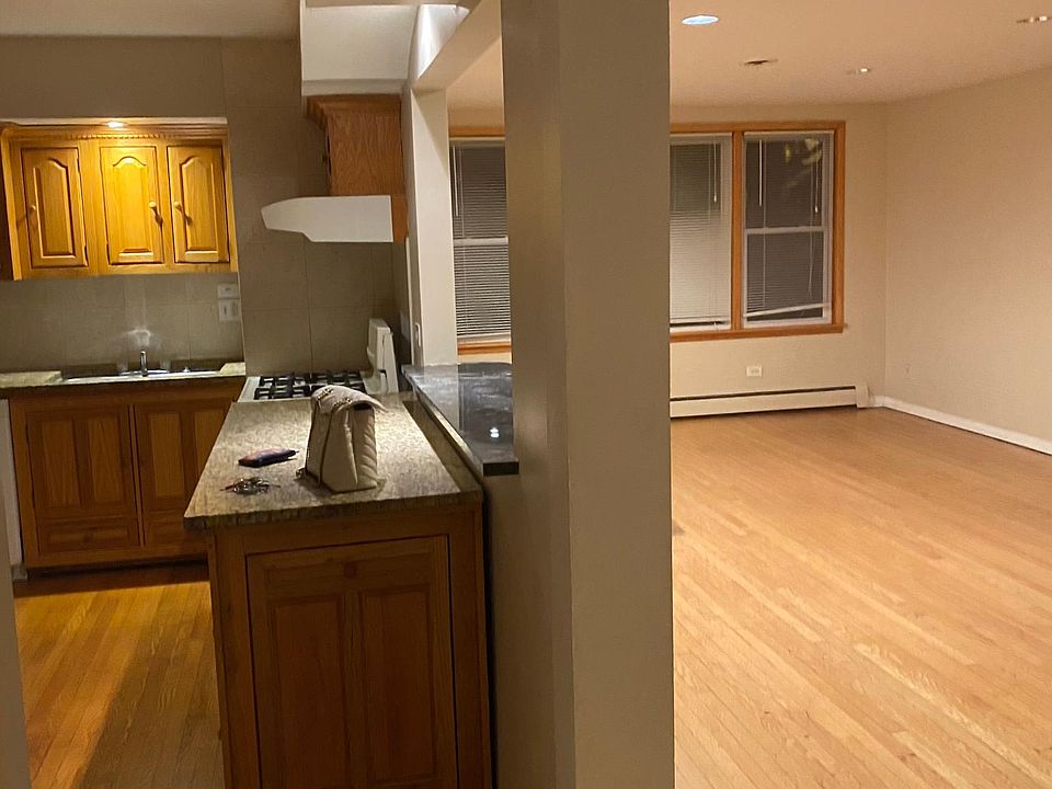 1st image of 8522 W Catalpa Ave