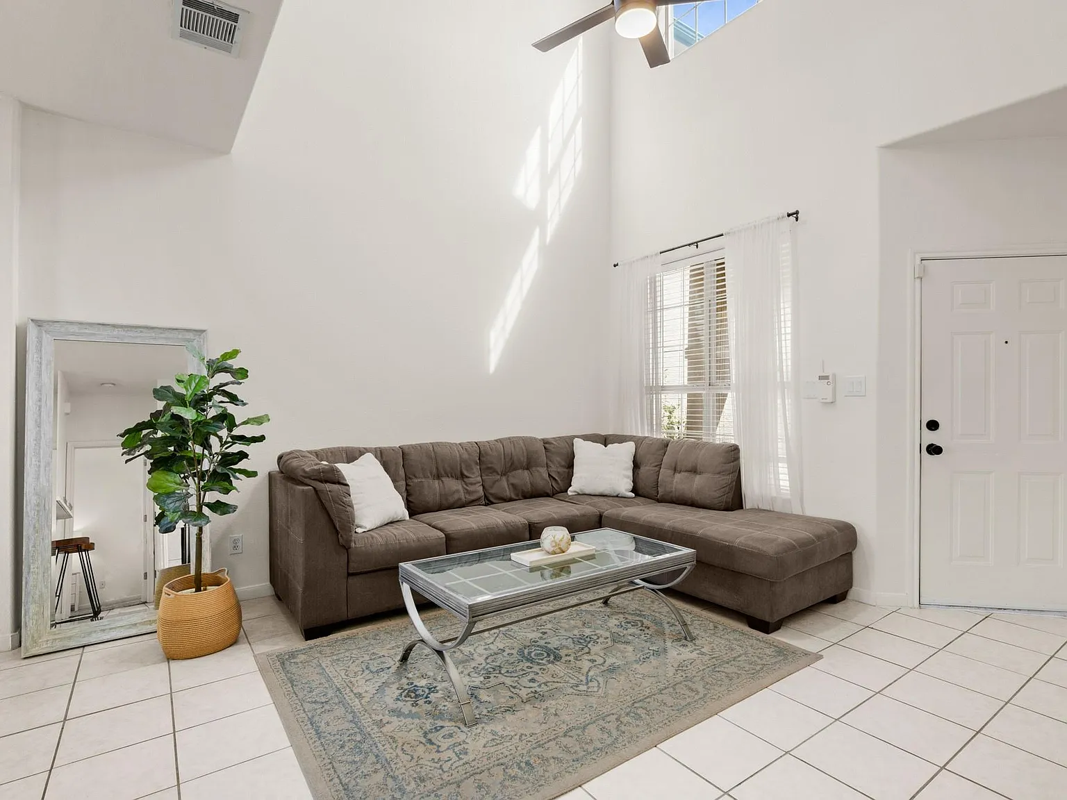 3 bed, 2.0 bath, 1322 sqft, $2,200 — Photo 3