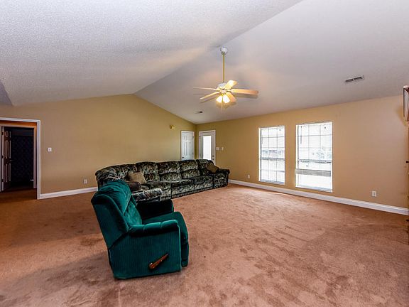 5th image of 2323 Portland Dr