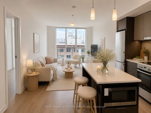 203 College St #606, Toronto, ON M5T 0C8