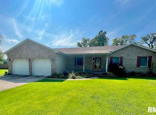2803 Country Acres Ct, Salem, IL 62881