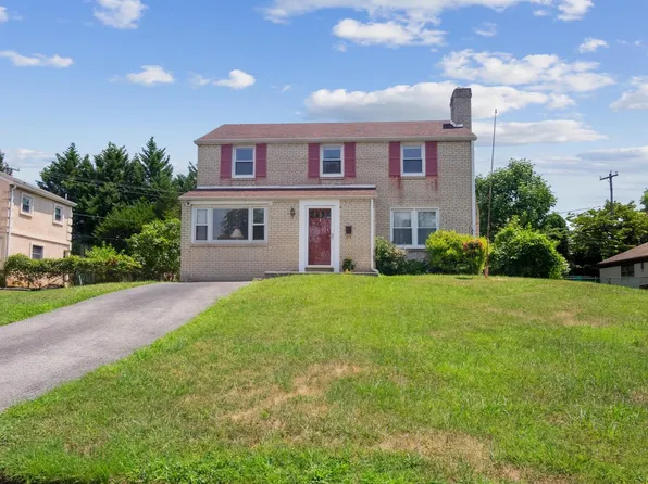 3 Surrey Dr, Newtown Square, PA 19073
