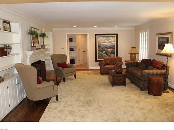 3rd image of 323 Bicknell Dr