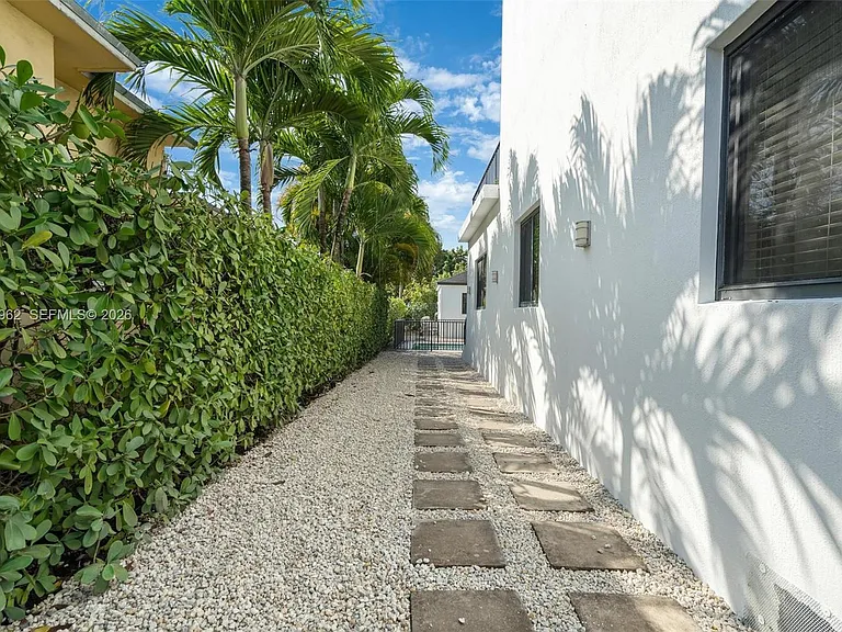 920 SW 9th St — Photo 33