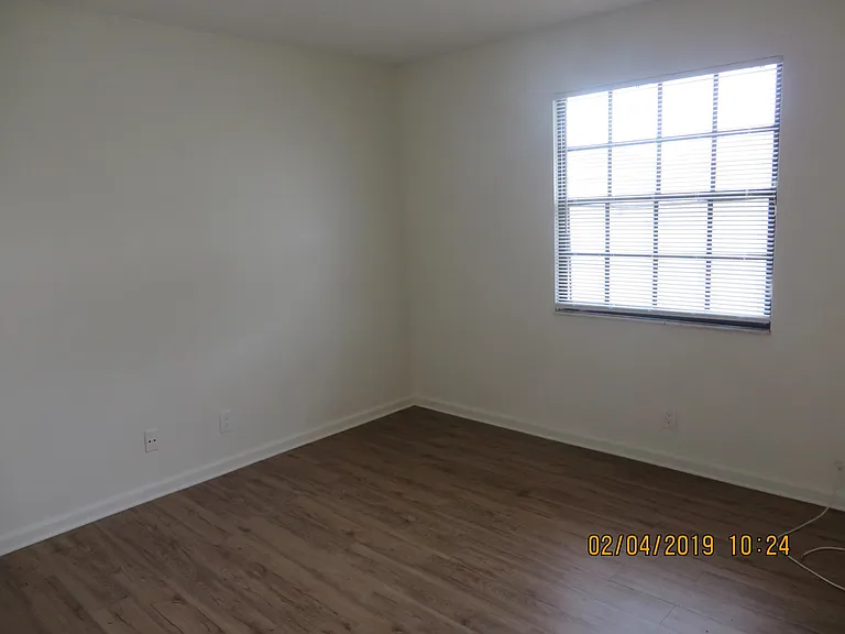 2202 NE 4th St #10 — Photo 11