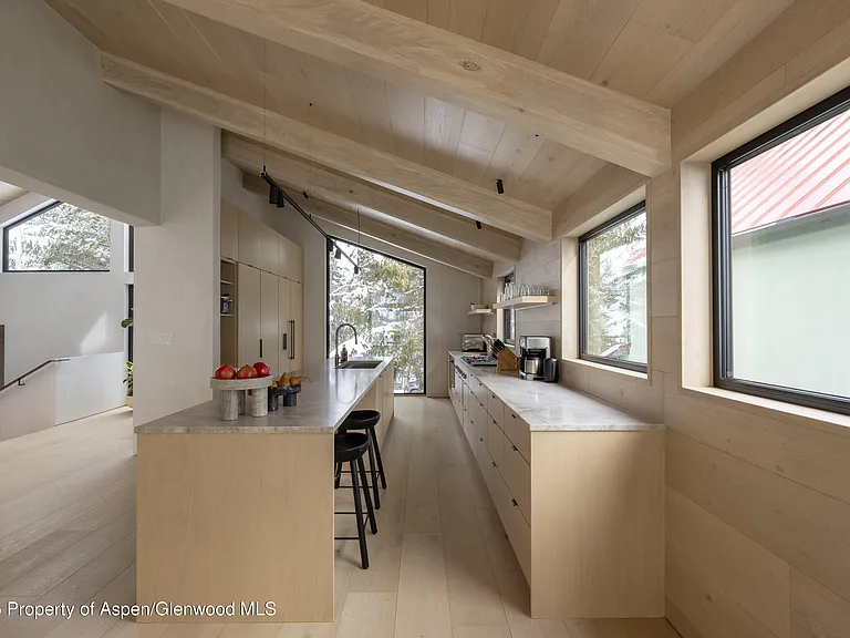 609 W Francis St — Photo 12