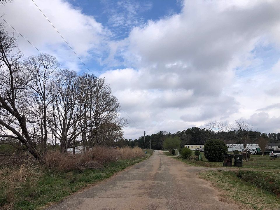 2nd image of 140 Twin Creek Rd