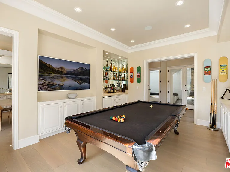 1424 N Doheny Dr — Photo 3
