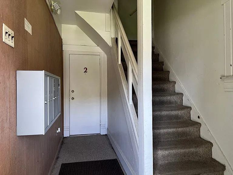 Comfortable Old Home converted into Apartments — Photo 28