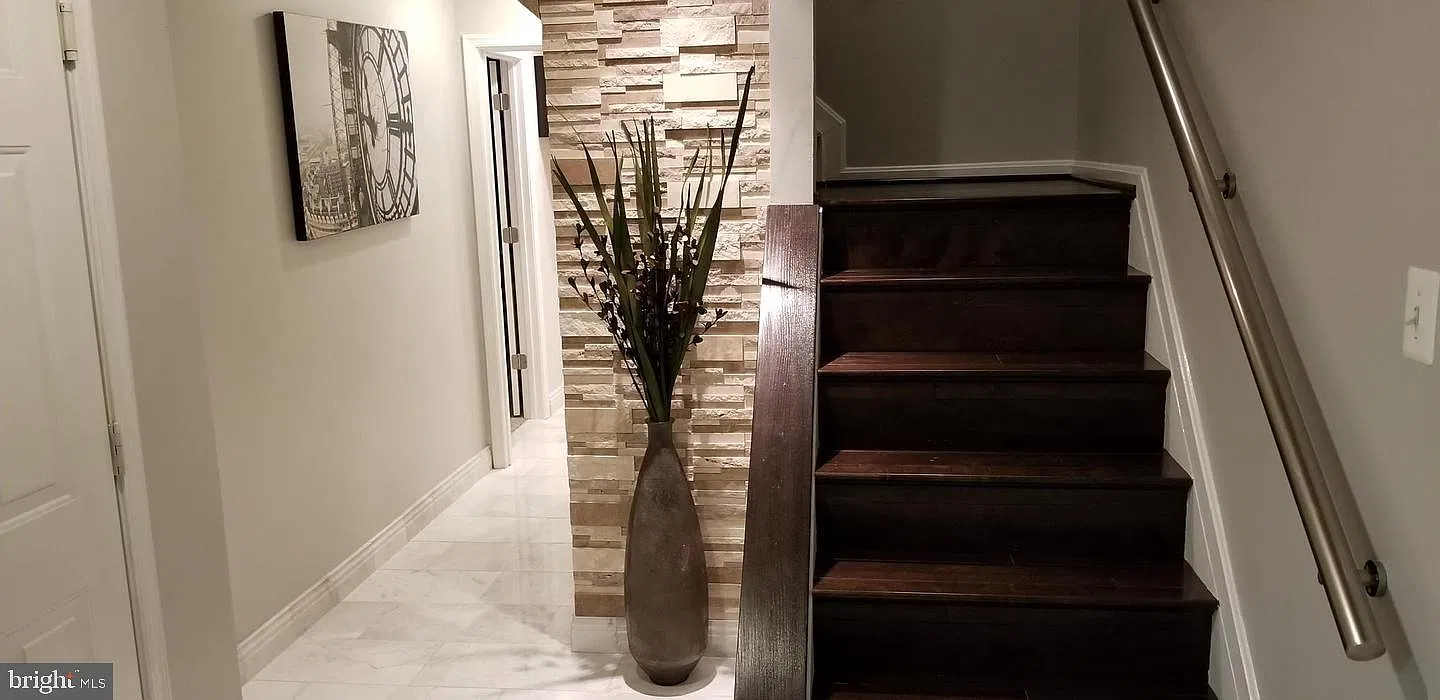 4 bed, 3.5 bath, 2028 sqft, $1,100 — Photo 1