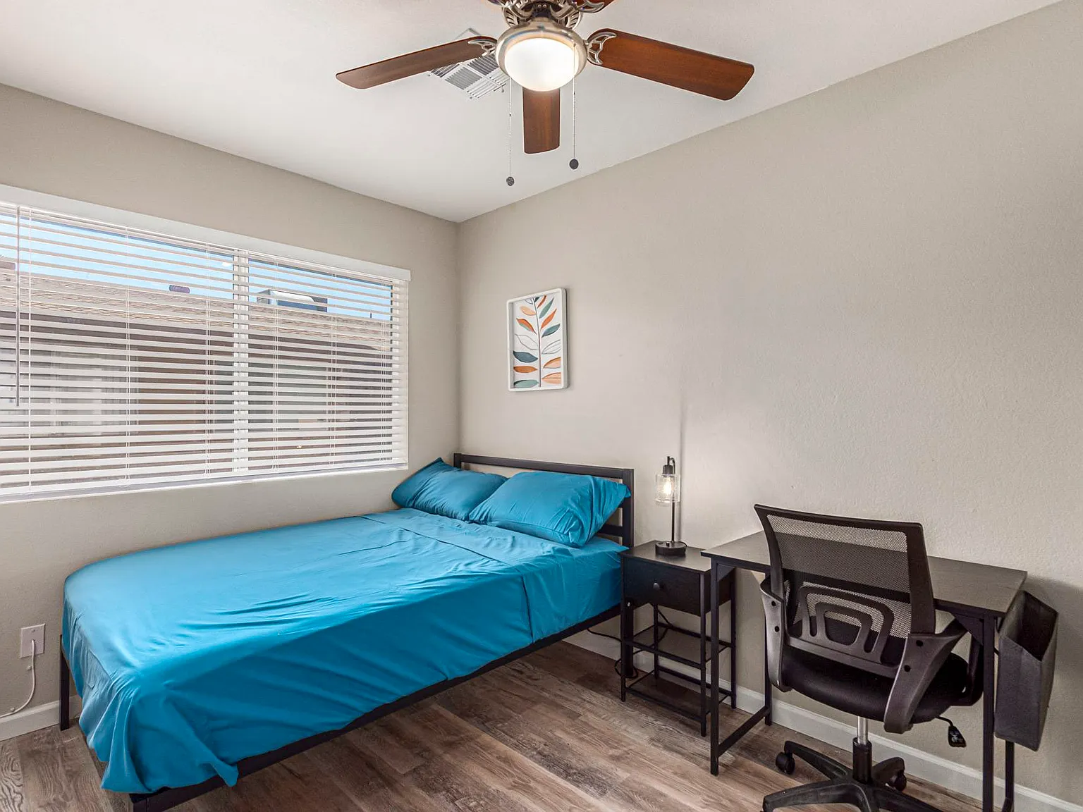 4 bed, 1.0 bath, 800 sqft, $789 — Photo 2